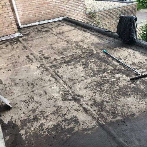 Schoonmaken van een plat dak in Lemmer